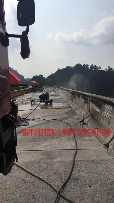 湖南吉首包茂高速-防撞梁切割 